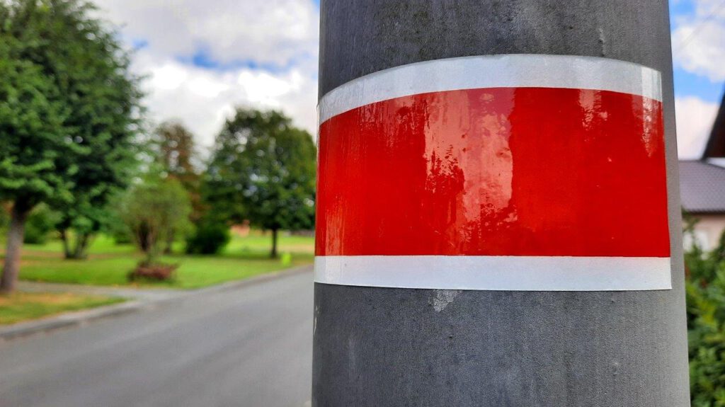 Der Laternenring weist darauf hin, dass ein Fahrzeug bei Dunkelheit entsprechend zu beleuchten ist, wenn es dort am Fahrbahnrand hält. | Foto: Yvette Schäck