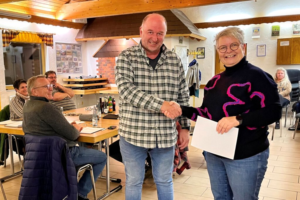 November 2024 | Ortsbürgermeisterin Anke Klein verpflichtet Heiko Klein als Ratsmitglied der Ortsgemeinde Seelbach | Foto: Burkhard Schäck