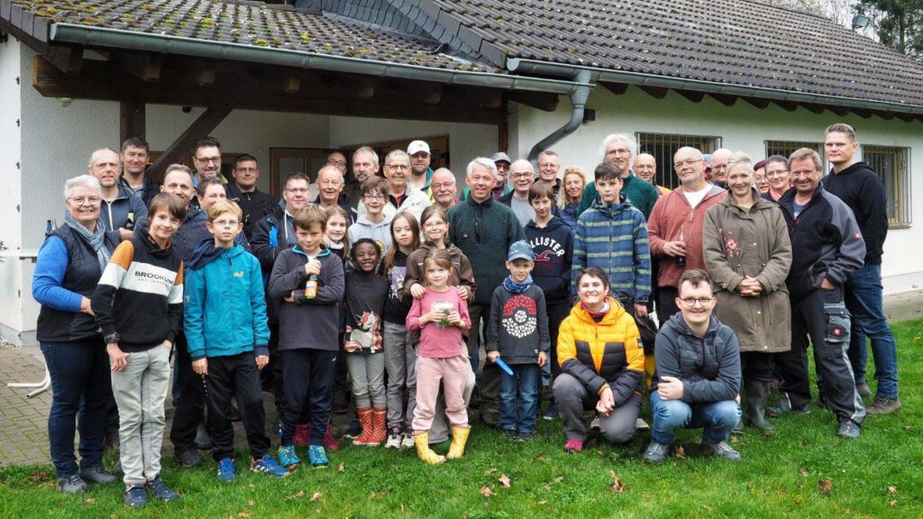 Aktionstag 11.2024 | Viele engagierte Helfer beim Herbstaktionstag „Gepflegtes Dorf“ | Foto: Yvette Schäck